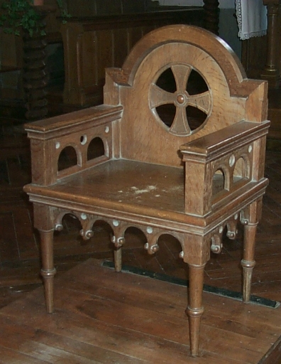 Fauteuil de célébrant et 4 tabourets d'église