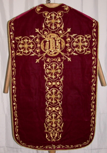Ornement rouge 1 : chasuble, bourse de corporal, étole, manipule, voile de calice