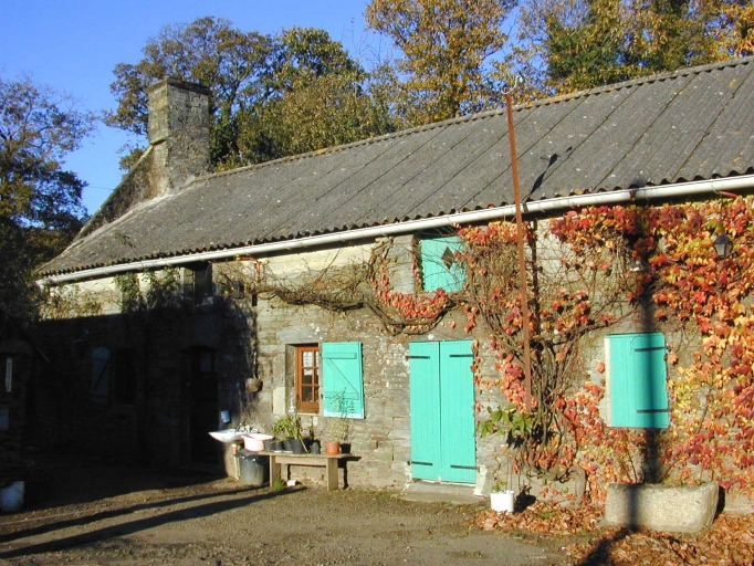 Série de trois maisons, Kergouët (Pluméliau fusionnée en Pluméliau-Bieuzy en 2019)