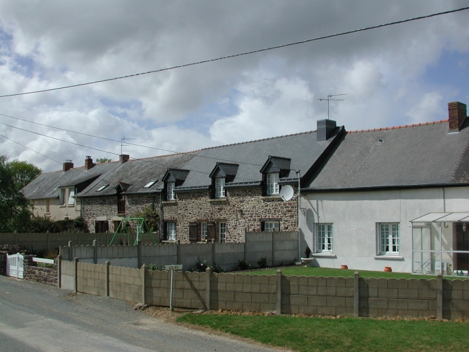 Alignement de cinq maisons et dépendances agricoles, les His (Saint-Gonlay)