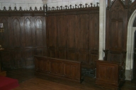 Ensemble de 4 stalles, 2 bancs de choeur, 2 agenouilloirs et d'un lambris de demi-hauteur