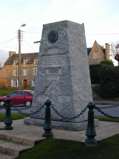Monument aux morts du 12 août 1944, rue Saint-Guillaume (Pleurtuit)