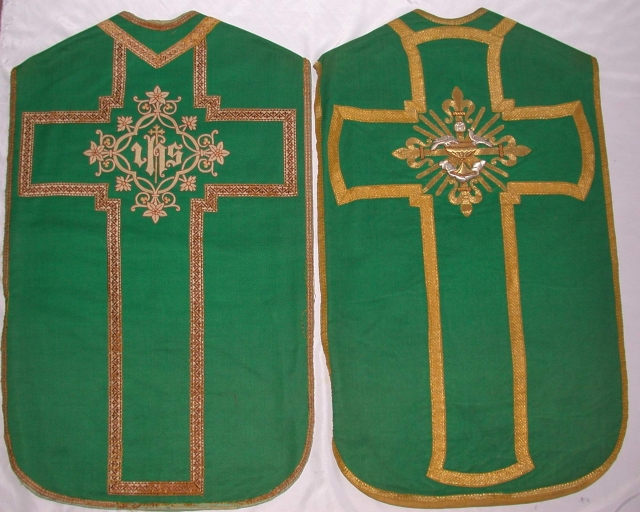 Ensemble de 2 ornements verts : 2 chasubles, 2 bourses de corporal, 2 étoles, 2 manipules, 2 voiles de calice, étole pastorale