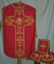 Ornement rouge 3 : chasuble, bourse de corporal, étole, voile de calice, manipule