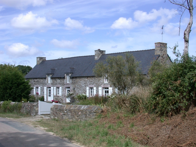 Maisons, la Fontaine (Pléboulle)