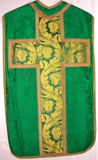 Ornement vert : chasuble, étole, manipule, voile de calice