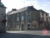 Immeuble à logements, 13 place de l'Eglise ; rue de Brielles (Le Pertre)