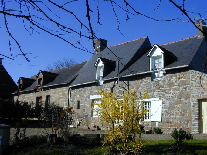Alignement de deux fermes, le Tenoux (Cuguen)