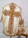 Ornement blanc : chasuble, étole, voile de calice, bourse de corporal, Ropenard (Maure-de-Bretagne fusionnée en Val d'Anast en 2017)
