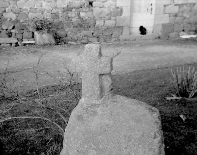 L'église paroissiale, le temple protestant, les chapelles, les fontaines de dévotion, le monument aux morts, les croix monumentales et les croix de chemin sur la commune de Plougrescant