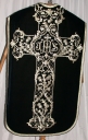 Ornement noir 1 : chasuble, bourse de corporal, étole, manipule, voile de calice