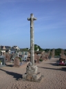 Ancienne croix de chemin, actuellement croix de cimetière, place du Souvenir (Trégastel)
