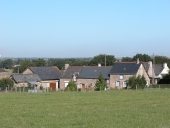 Alignement de maisons de ferme, la Ville Follet (Bais)