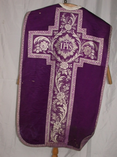 Ornement violet 3 : chasuble, étole, voile de calice, manipule